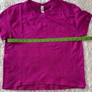 lululemon athletica Magenta Short Sleeve Tee